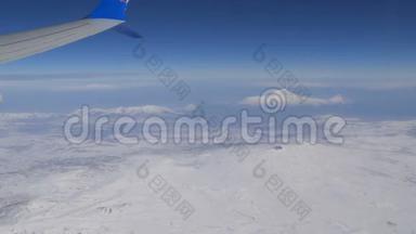从飞机上看到阿拉拉特山。 飞机的机翼和积雪覆盖的山顶.. 圣经阿拉拉特山